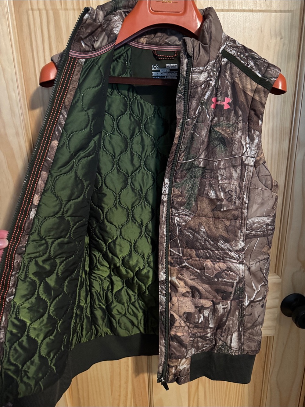 Under Armour Realtree Camo Quilted Vest with Pink Logo - Picture 4 of 4